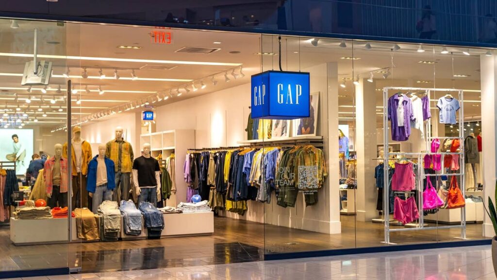 90s fashion retailer closed 350 stores, and it isn’t enough